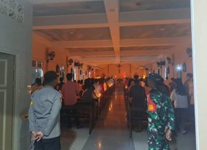 Sinergitas TNI Polri Teluk Keramat, Amankan Ibadah Paskah Wilayah Binaan 