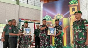 Dandim Sambas Bagikan Bingkisan Untuk Personel dan PNS Kodim