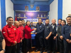 Bersama Anggota DPRD dan PAC PDI-P Landak, Karolin Serahkan Berkas ke Partai Nasdem