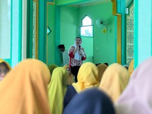 Hadiri Halal Bihalal Pengajian Al-Hidayah, Karolin Siap Maju Sebagai Bupati Landak