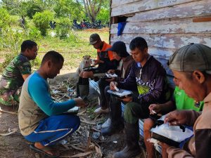 Nikmati Istirahat Siang, Satgas TMMD 120 Kodim Singkawang Makan Siang Bersama Warga