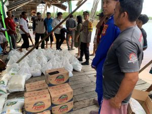 Warga Dabong Terdampak Puting Beliung Terima Bantuan Sembako