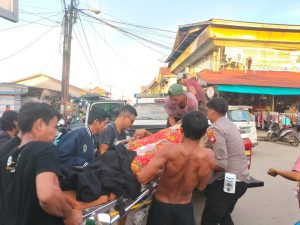 Gunakan Mobil Patroli, Personel Satlantas Polres Sekadau Antar Pasien ke Rumah Sakit