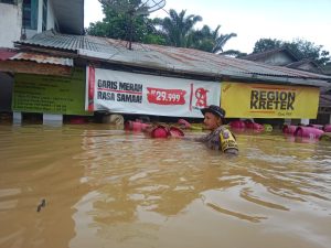 Demi Selamatkan Warga, Bhabinkamtibmas Polsek Air Besar Rela Arungi Banjir