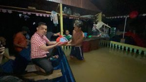 Pasangan KREN Peduli, Erani Serahkan Paket Sembako di Desa Hilir Tengah