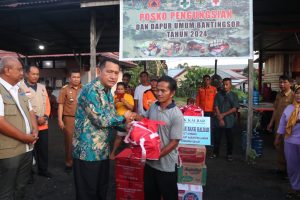 Gutmen Nainggolan Serahkan Bantuan Kepada Korban Banjir