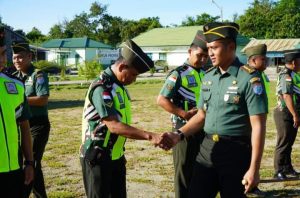 Serahkan Rompi ke Babinsa, Ini Pesan Dandim 1208/Sambas