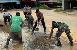 Kompak TNI-Polri dan Pemdes Perbaiki Jalan Rusak di Nanga Mahap