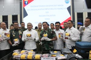 Pangdam XII/Tpr Serahkan Tersangka dan BB Ke Kepala BNN RI