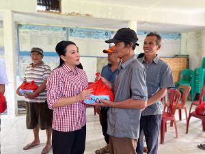 Karolin Serahkan Bantuan Paket Sembako Pasca Banjir