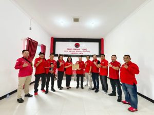 Karolin Serahkan Surat Tugas Calon Bupati Landak ke DPC PDI Perjuangan Landak