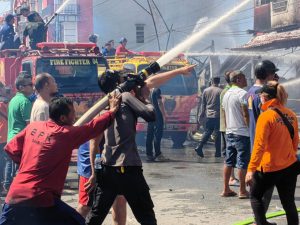 Api Kembali Menyala, Wakapolres Sambas Terjun Langsung ke Lokasi Pasar Sambas