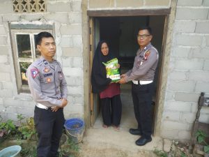 Jumat Berkah, Satlantas Polres Sekadau Berbagi Beras untuk Lansia 