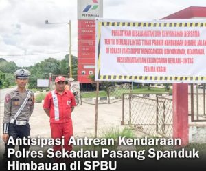 Antisipasi Antrian di SPBU, Satlantas Polres Sekadau Pasang Spanduk Peringatan