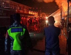 Pasar Sambas Terbakar, Anggota Koramil Sambas Bantu Padamkan Api