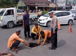 Satlantas Polresta Pontianak Perbaikan Jalan Berlubang 