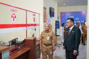 Gutmen Tinjau Langsung Pelayanan Disdukcapil Landak