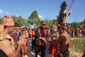 Sis Hadiri Penutupan Gawai Dayak di Dusun Rantau