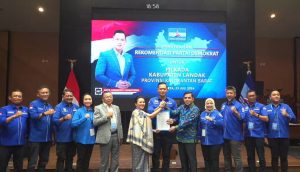 AHY Serahkan Surat Mandat untuk Pasangan KREN di Pilbup Landak 2024