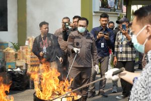 Kejari Blitar Musnahkan Barang Bukti TPU Termasuk BB Narkotika 