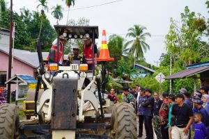 Sis Resmikan Peningkatan Ruas Jalan Boyan Tanjung Menuju Nanga Taman 
