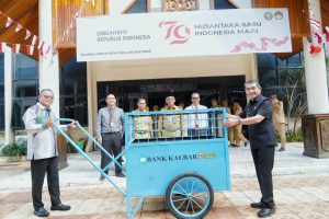 Bank Kalbar Salurkan CSR Bantuan Gerobak Sampah untuk Kota Pontianak 