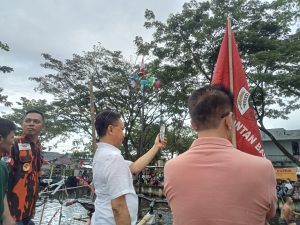 Buka Lomba Panjat Pinang, Edi Minta Restu ke Warga untuk Maju Sebagai Calon Walikota Pontianak 