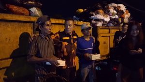 Temui Pahlawan Kebersihan di 6 TPS, Ketua Koti MPW PP Bagikan 100 Nasi Kotak