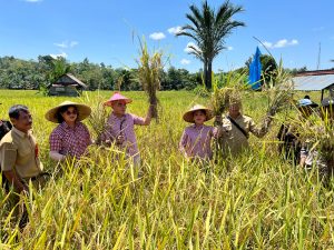 Kunjungi Dusun Seginah, Karolin-Erani Disambut Hangat Para Petani 