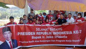 Ratusan Masyarakat Bukit Batu Bangkam, Sambut Kunker Jokowi di Mempawah, Yanto : Terimakasih Pak Jokowi 