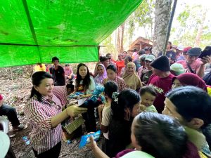 Angela Ajak Masyarakat Landak Pilih Karolin-Erani, Menuju Landak Hebat