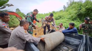 Bahu Membahu TNI Polri Ditapal Batas Indonesia-Malaysia Memperbaiki Jalan Desa