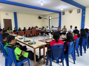 Makan Siang Bersama Siswa SMK KK, Ini Pesan Kapolres Sekadau