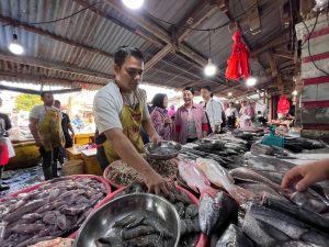 Blusukan ke Pasar Rakyat Ngabang, Karolin Sampaikan Program Revitalisasi Pasar Rakyat 