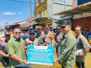 Bank Kalbar Peduli Banjir Sosok, Rokidi Serahkan Langsung Bantuan Korban Banjir