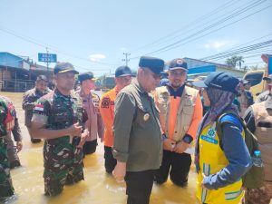 Dandim Sanggau Dampingi Pj Gubernur Kalbar Tinjau Banjir di Sosok 