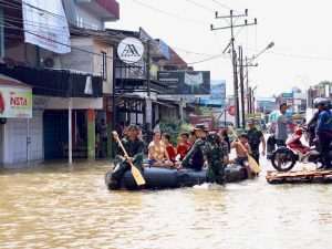 Kodim Sanggau Terjunkan Personil, Bantu Evakuasi Warga Terdampak Banjir di Sosok