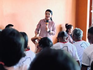 Berkeliling di Air Besar, Karolin Ajak Warga Berjuang Bersama Memperbaiki Akses Pembangunan