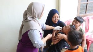 Polres Sekadau Berikan Layanan Gigi Gratis di Pospol Simpang 4 Kayu Lapis