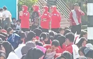 Istri Sutarmidji dan Kadisdikbud Kalbar Kampanye Terselubung di SMA 1 Sungai Raya