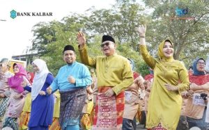 Dirut Bank Kalbar Ikut Pecahkan Rekor MURI Tarian Jepin Masal di Harjad Kota Pontianak 