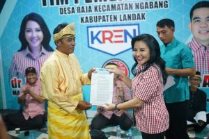 Karolin Serahkan SK Tim Pemenangan KREN Desa Raja, Ya’ Ahmad Basuni : 27 November Coblos Karolin-Erani