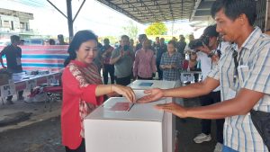 Gunakan Hak Pilih, Karolin Optimistis Raih Hasil Terbaik di Pilkada Landak