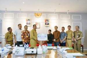Gutmen Serahkan Santunan BPJS Ketenagakerjaan Kepada Petugas Badan Adhoc Pilkada 2024