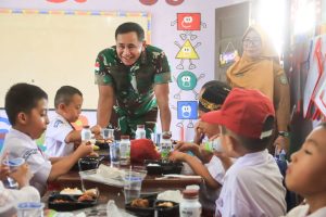 Pangdam Tanjungpura Beri Makan Bergizi Gratis ke Pelajar SDN 93 Singkawang Utara 