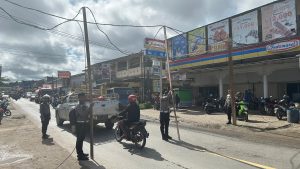 Rela Berdiri Menahan Kabel Ditengah Jalan, Satlantas Polres Sekadau Dapat Apresiasi dari Warga 