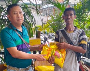 Peduli Warga Jalan Siam, Dragon Time Zone Bagikan 150 Paket Sembako