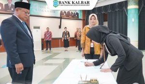 Rokidi Lantik 19 Pejabat Dilingkungan Bank Kalbar