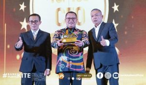 Hebat ! Rokidi dan 2 Direktur Bank Kalbar Dinobatkan Sebagai TOP CEO 2024 