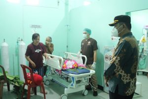 Pj Bupati Landak Besuk Balita yang Alami Luka Bakar Serius